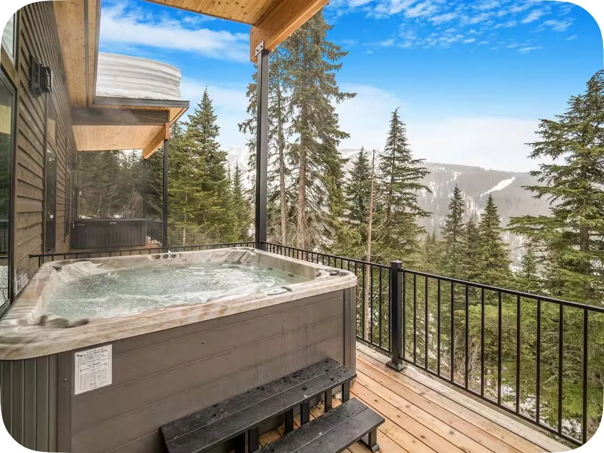 Hot tub with view to the runs